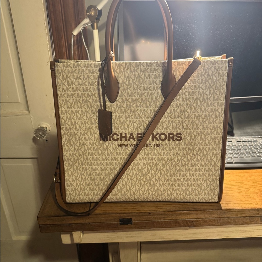 Michael Kors Logo Extra Large Tote Bag - Picture 2 of 12
